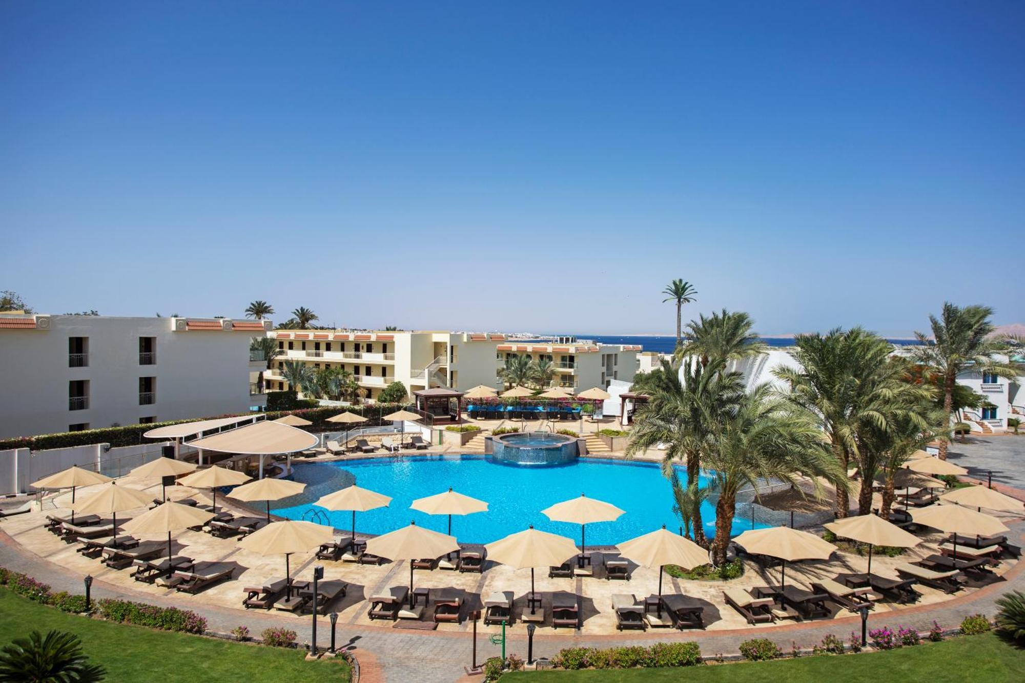 Sultan Gardens Resort Sharm El Sheikh Luaran gambar The swimming pool at the Hilton Sharm El Sheikh