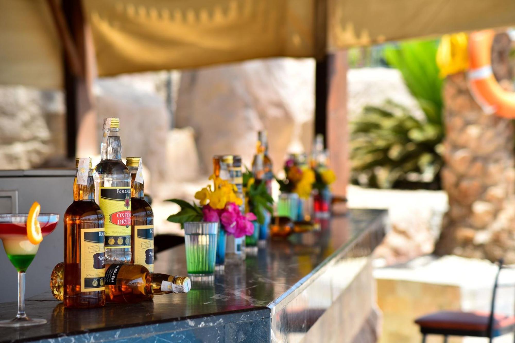 Sultan Gardens Resort Sharm El Sheikh Luaran gambar A bar at a resort